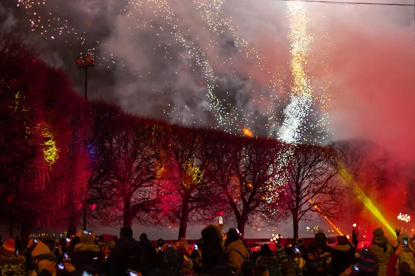 Multidão de pessoas no festival de fogos de artifício — Fotografia de Stock