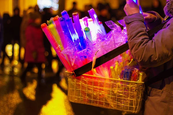 Vendedor de rua com uma cesta de lâmpadas multi-coloridas — Fotografia de Stock