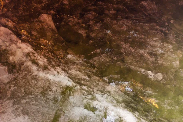 Derretimiento de hielo en las corrientes de agua agua fría — Foto de Stock