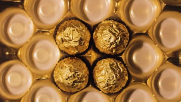 Caramelos Lujo Chocolate Una Tuerca Envoltura Oro — Vídeo de stock