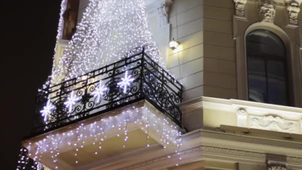 Navidad Decoración Balcón Arquitectura Viejo Edificio Europeo Luces — Vídeos de Stock