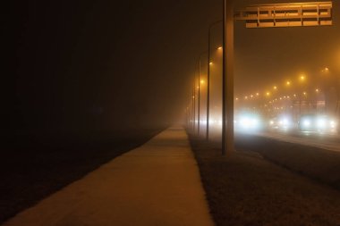 Sis ve kaçakçılık içinde ıssız sokaklar. Korkunç karanlık.