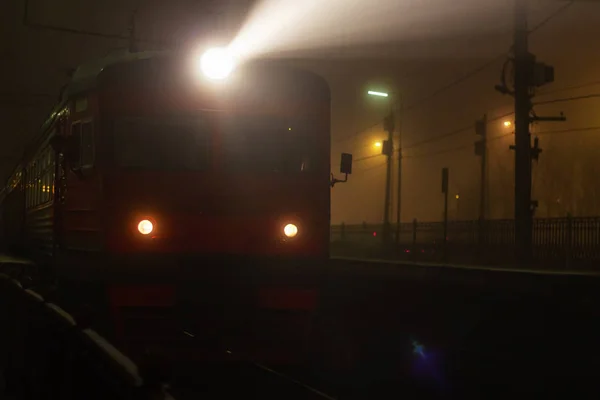 Nachtzug leuchtet durch den Nebel — Stockfoto