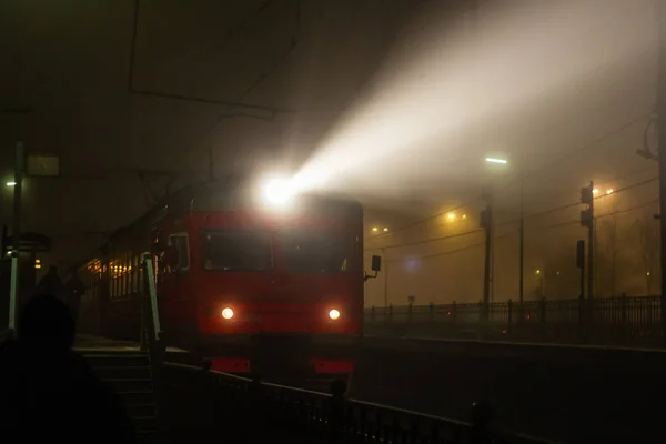 Nattåg järnvägsljus genom dimman — Stockfoto