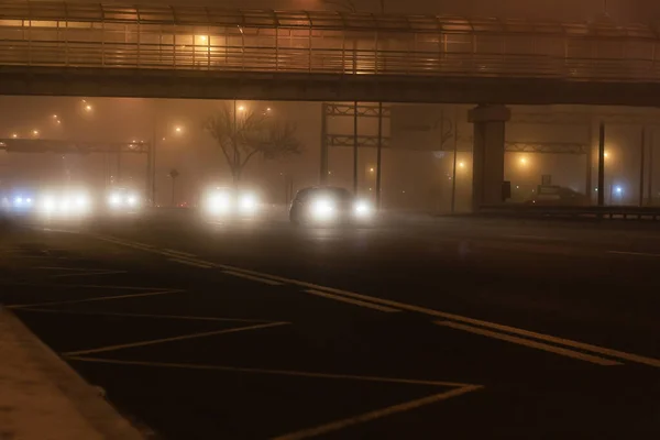 霧の多い気象輸送における車の高速道路交通の危険性 — ストック写真