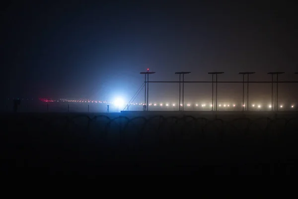 Bana i dimma och strobe linje dimma navigering — Stockfoto
