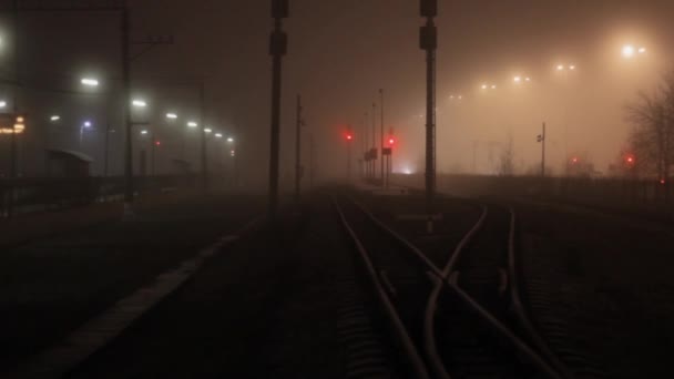 Garfo Ferroviário Estrada Nevoeiro Noite Nebulosa — Vídeo de Stock