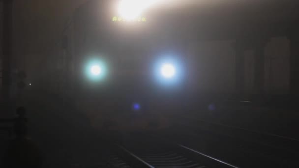 Tren Nocturno Luces Través Niebla Oscuro — Vídeos de Stock