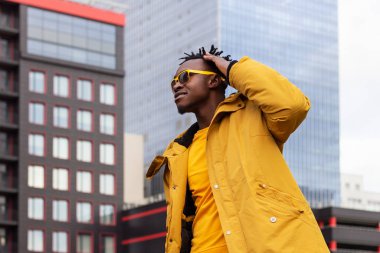 Afrikalı Amerikalı adam yeni tarz saç stili tasasız