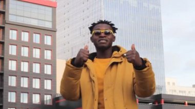 Afro-amerikan adam hepsi başarılı iş jestleri süper