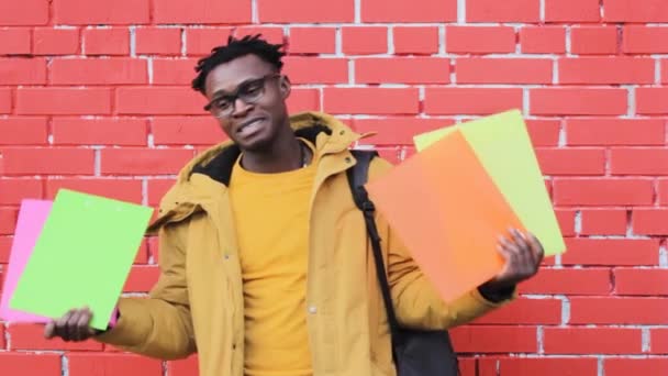 Afrikansk amerikansk man student klarat tentorna och glad tack Gud — Stockvideo