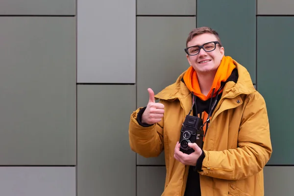 Fashion fotograaf toont het gebaar super en het nemen van foto — Stockfoto