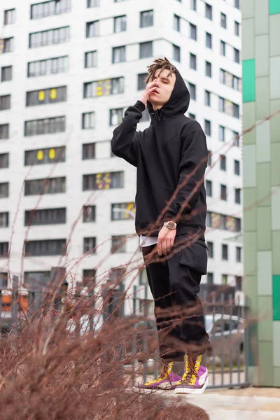 Trendy kerel poseren op de reling .urban stijl — Stockfoto