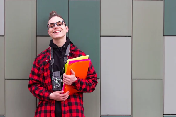 Öğrenci fotoğrafçı kitapları tut ve gülümse..