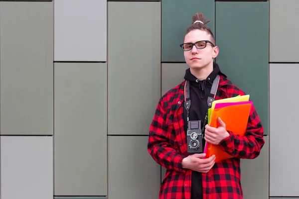 Student fotograaf houden de boeken en kijken naar de camera — Stockfoto