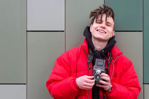 Portret van fotograaf genomen geschoten en glimlach gelukkig modieus — Stockfoto
