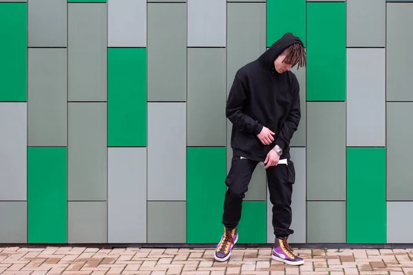 Trendig kille nära färgade vägg urban modekollektion — Stockfoto
