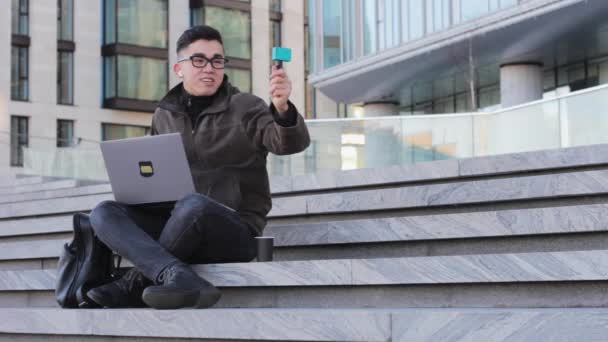 Jovem Blogueiro Asiático Masculino Faz Uma Selfie Captura Vlog Comunica — Vídeo de Stock