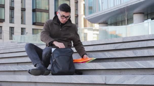 Νέος Επιτυχημένος Ασιάτης Φοιτητής Προγραμματιστής Κάθεται Στα Σκαλιά Του Κτιρίου — Αρχείο Βίντεο