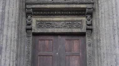 İmparatorluk tarzı ve klasikçiliğinin mimarisi. Katedral cephesinin girişi