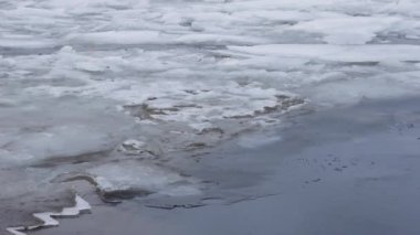 Nehir suyunda eriyen buz blokları