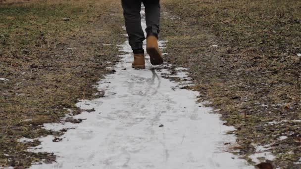 Πόδια Περπάτημα Στο Χειμερινό Δάσος Μονοπάτι Πεζοπορία Κομμάτι — Αρχείο Βίντεο