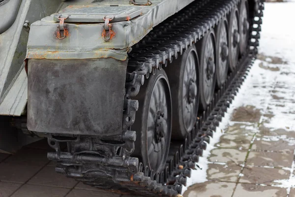 Ruedas pisadas de tanques fuerza de transporte de batalla militar — Foto de Stock