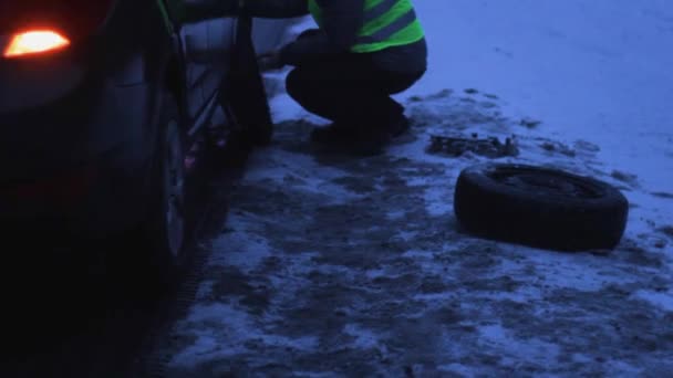 Vervanging Van Banden Weg Bestuurder Van Schemering Bij Slecht Weer — Stockvideo