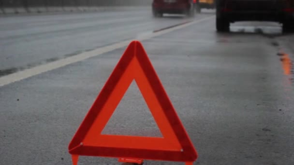 Προειδοποιητικό Τρίγωνο Του Προβλήματος Αυτοκίνητο Στην Εθνική Οδό Πρόβλημα — Αρχείο Βίντεο