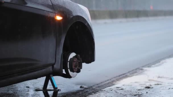 Coche Sin Pinchazo Rueda Problema Carretera — Vídeo de stock