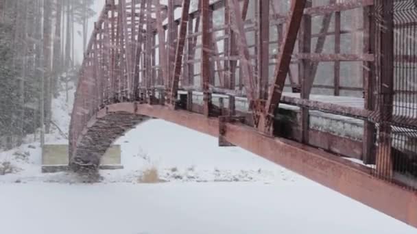 Sneeuwval Brug Winter Landschap Extreem Weer Vervoer Rivier — Stockvideo