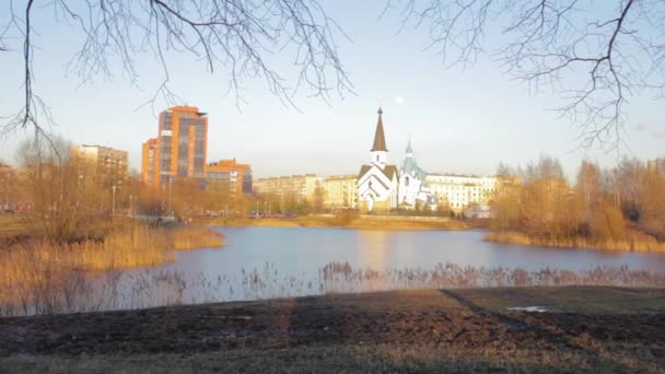 Petite Église Dans Ville Coucher Soleil Rivière Historique — Video