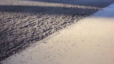 Yol kenarındaki sanayi dokusuna yayılmış çakıl taşı graniti