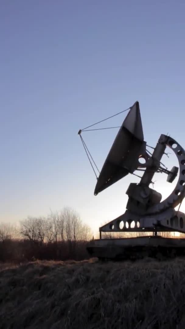 Radiotelescoop Schotel Satelliet Apparatuur Bij Zonsondergang Landschap Observatorium — Stockvideo