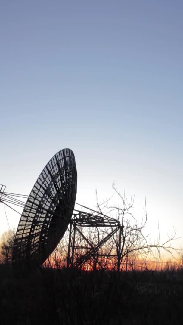 Radiotélescope Parabolique Équipement Satellite Observatoire Paysage Coucher Soleil — Video