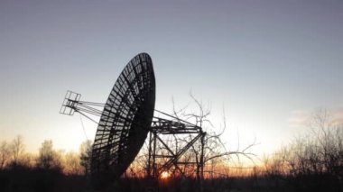 radyo teleskop çanak çanak uydu ekipmanları gün batımı manzara gözlemevinde.