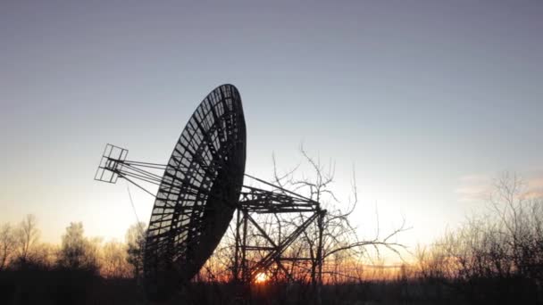 Ραδιοτηλεσκόπιο Πιάτο Δορυφορικό Εξοπλισμό Στο Αστεροσκοπείο Τοπίο Ηλιοβασίλεμα — Αρχείο Βίντεο