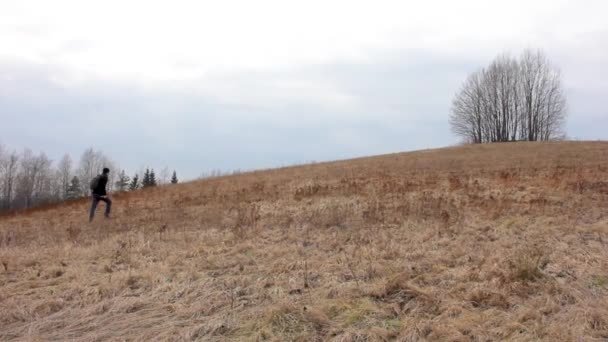 Uomo Fotografo Viaggiatore Cerca Viste Sulla Collina Con Albero Solitario — Video Stock