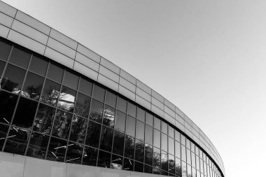 Beyaz ve siyah mimari dış bina etrafında