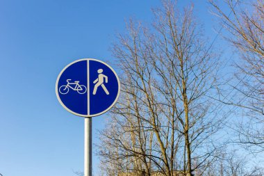 satırı ayıran bisiklet ve yaya yollarını imzala