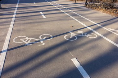 kaldırımdaki şehir tabelalarında bisiklet yolu