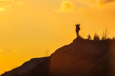 Gün batımında zirvedeki adam zafer kazandı.