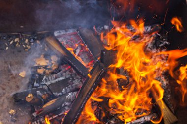 Odun ateşinden ızgara kömürü tutuşturur kıvılcımlar