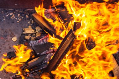 Odun ateşinden ızgara kömürü tutuşturur kıvılcımlar