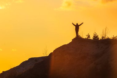 Gün batımında zirvedeki adam zafer kazandı.