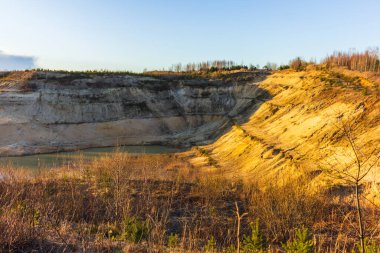 Taş ocağı kanyonu, kumlu bir jeoloji tırmanışıdır.