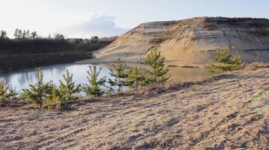 Kum dağı ve göl manzarası arazi yürüyüşü bisiklet lastiği