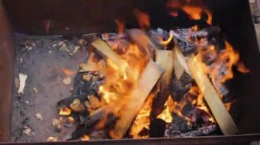 Odun ateşinden ızgara kömürü tutuşturur kıvılcımlar