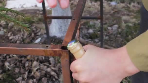 Человек Открывает Бутылку Пива Открывашки Сельской Местности — стоковое видео