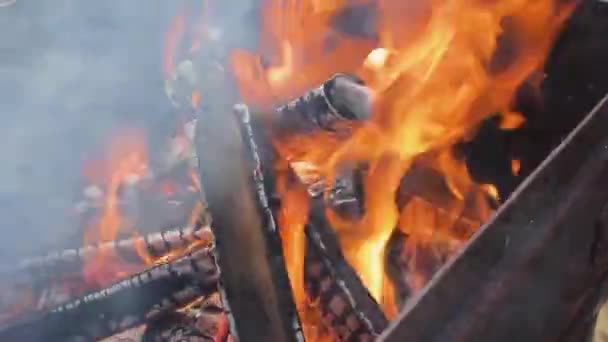 Flammen Grill Kohlen Aus Holzkohle Entzünden Funken — Stockvideo